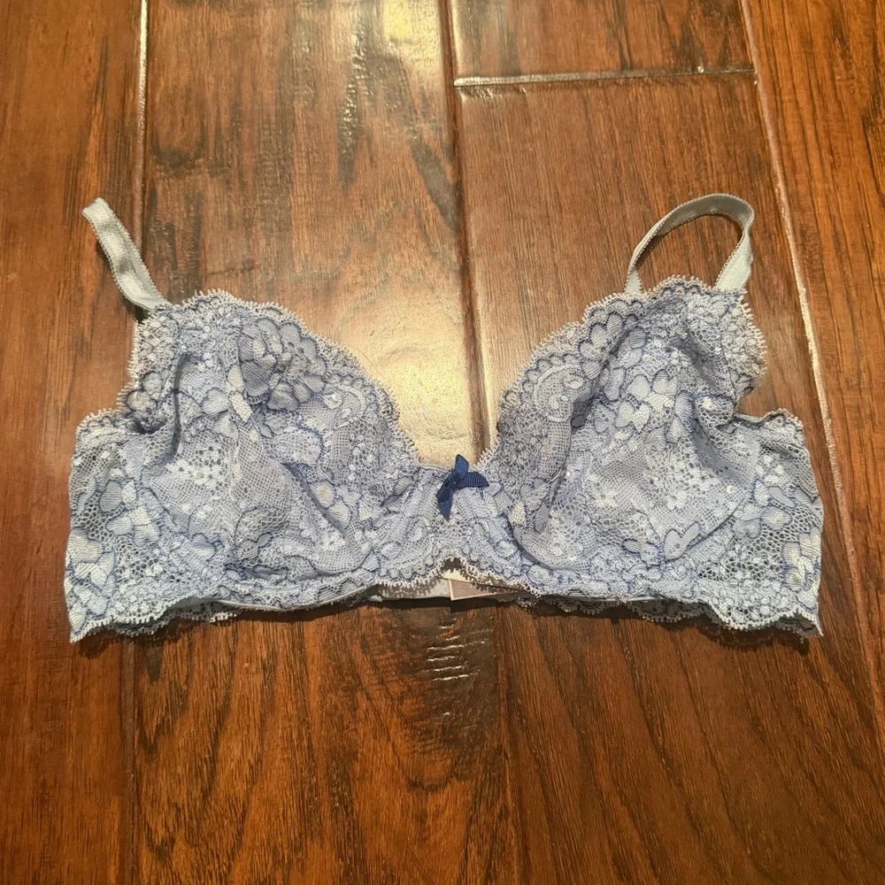 Victoria's Secret Powder Blue Lace Underwire Bra - Picture 5 of 6